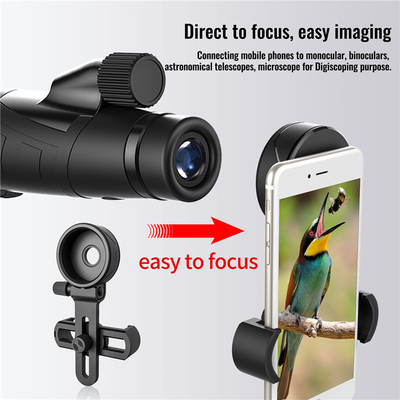 Telefone celular preto que mancha o adaptador do espaço para o monocular dos binóculos do telescópio